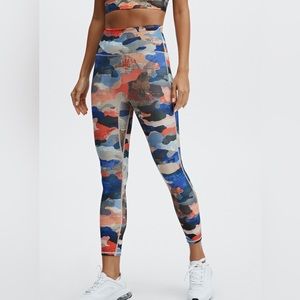 Fabletics Plus Size Anywhere High Waisted 7/8 Leggings in 3X print Zion